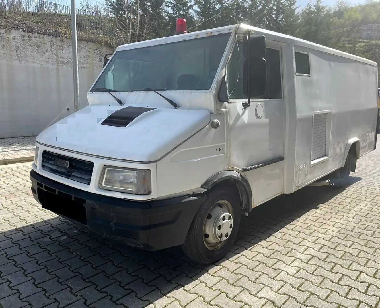 Iveco B6/Moneytruck/Geldtransporter/Moneytruck/Panzer/ Weiß - 2