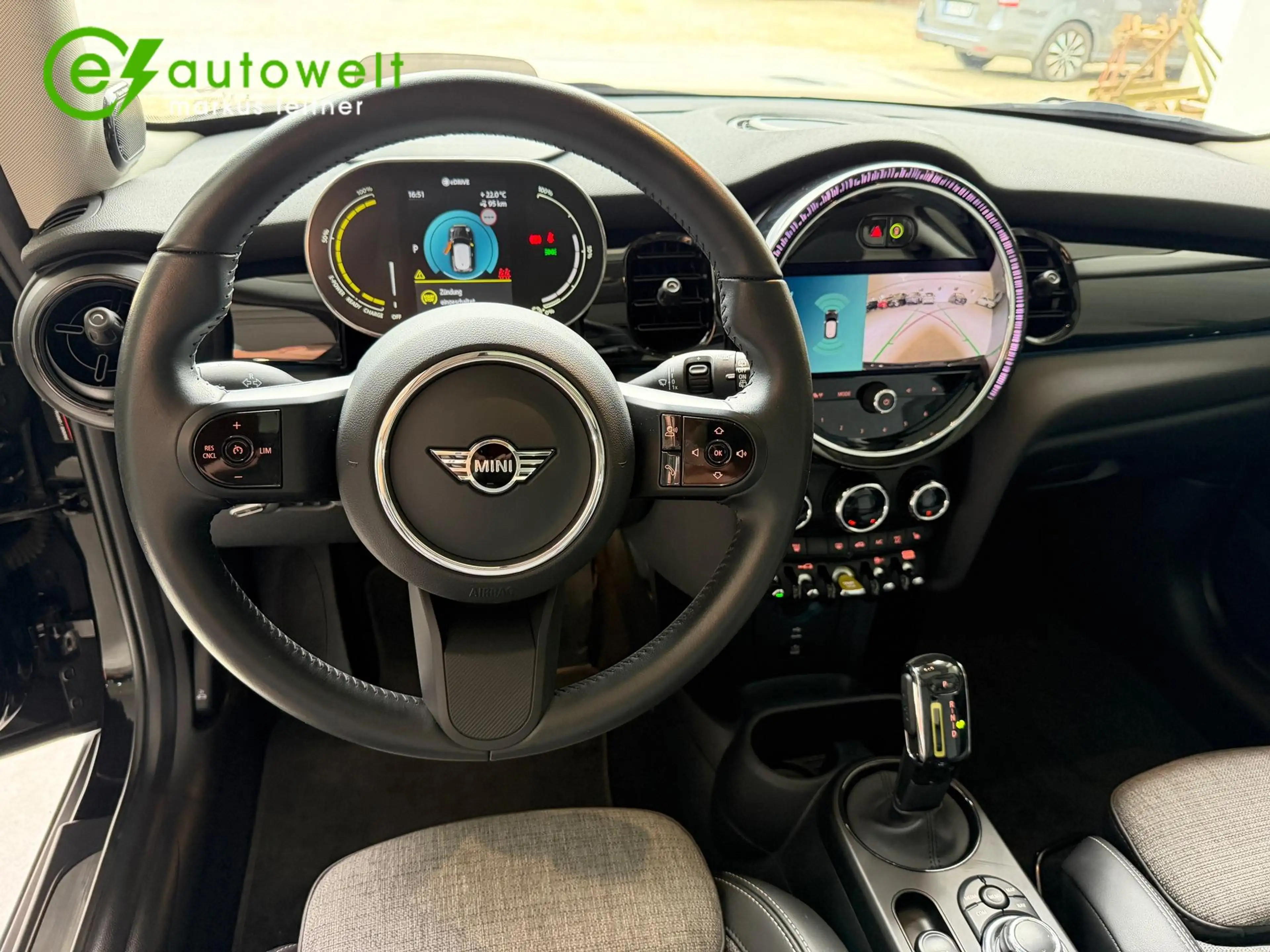 MINI Cooper SE Classic Trim 32,6kWh Premium Plus Pano HuD RFK — photo 10
