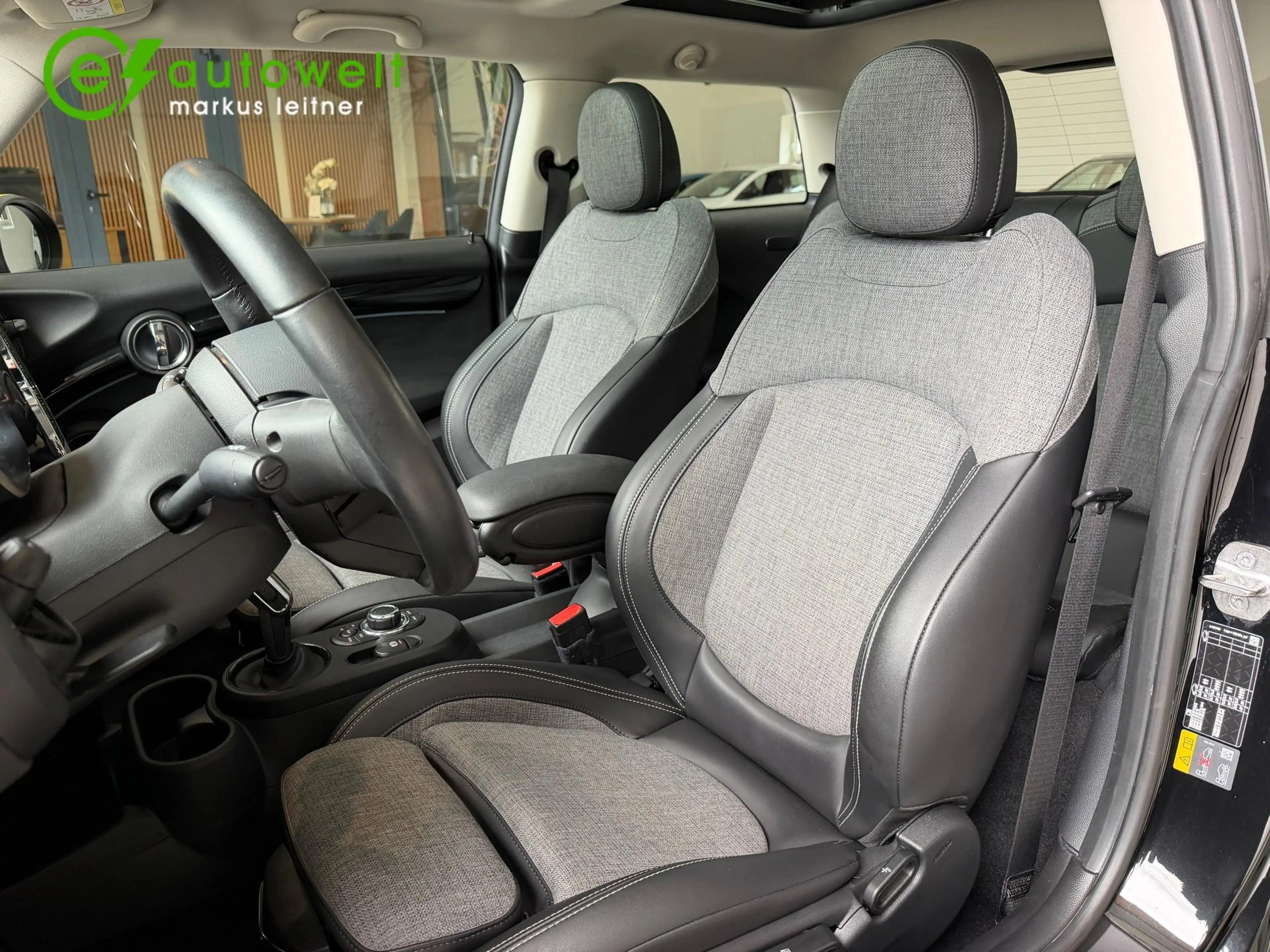 MINI Cooper SE Classic Trim 32,6kWh Premium Plus Pano HuD RFK — photo 13
