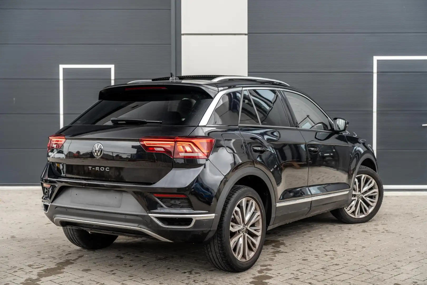 Volkswagen T-Roc 1.5 TSI Sport Leder|Camera|Carplay|Pano|VOL Zwart - 2