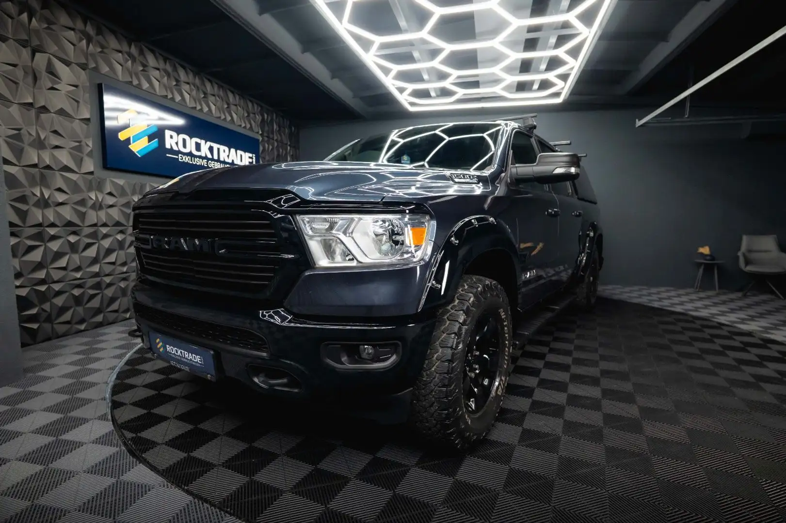 Dodge RAM 5.7 V8 HEMI 4x4 Offroad Night LPG Hardtop Grau - 2