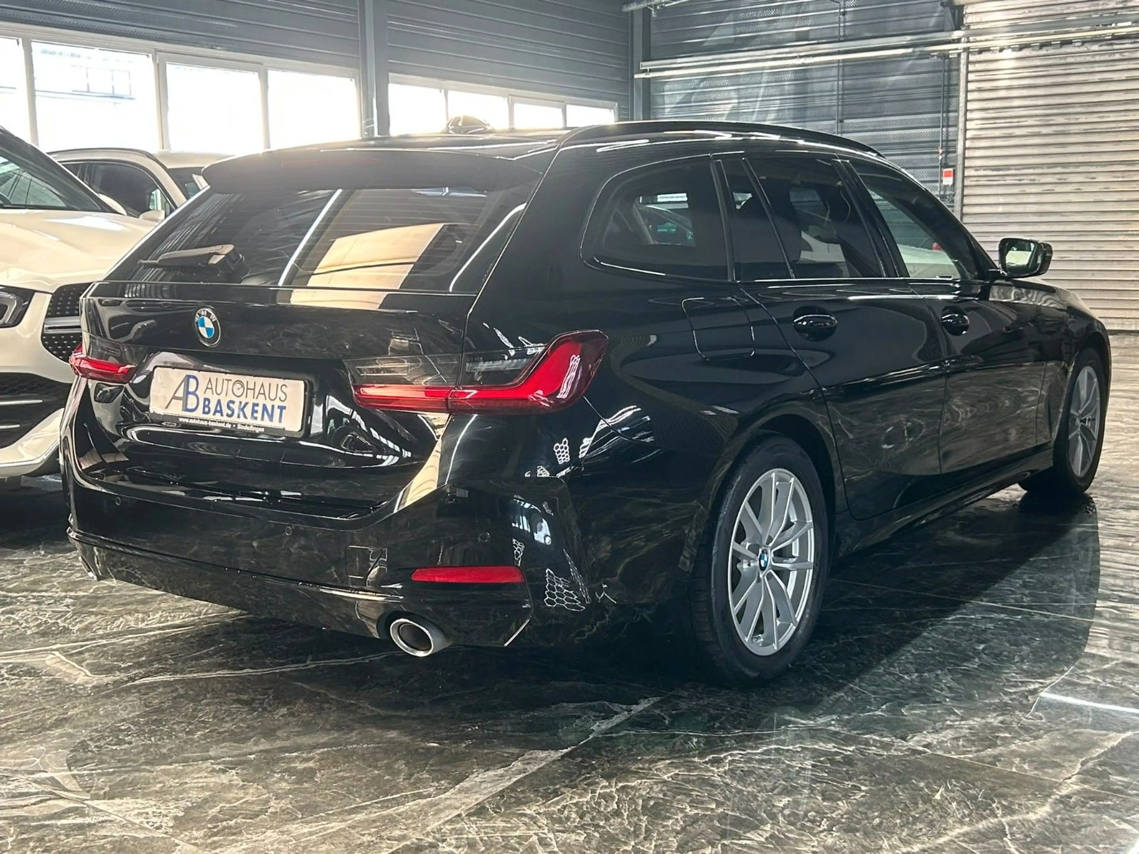 BMW 318 d Touring*LIVE COCKPIT*LED*NAVI*SHZ*PDC* — photo 11