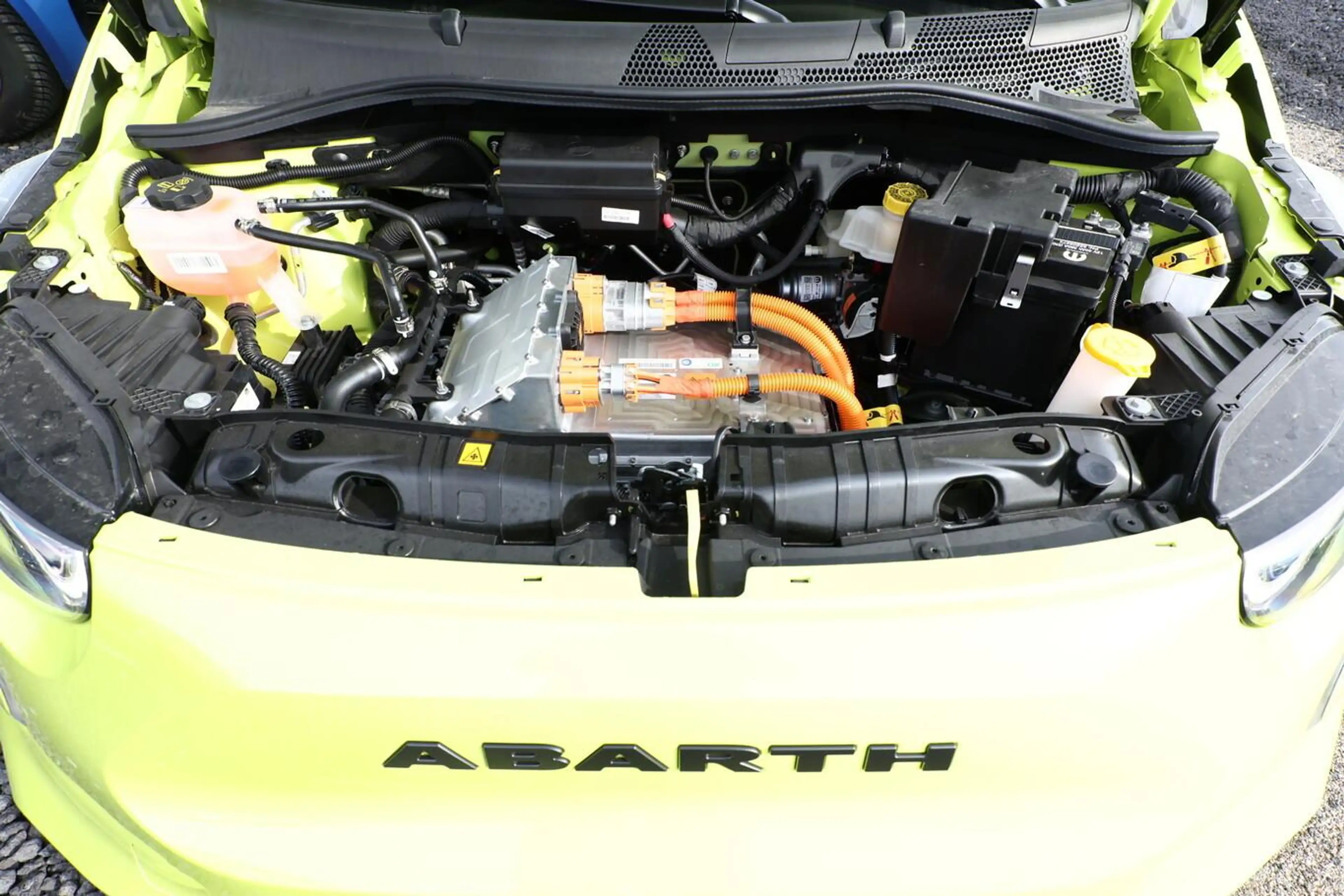 Abarth 500e Turismo 42 kWh LED Pano Nav JBL SHZ Kam PDC 114... — photo 12