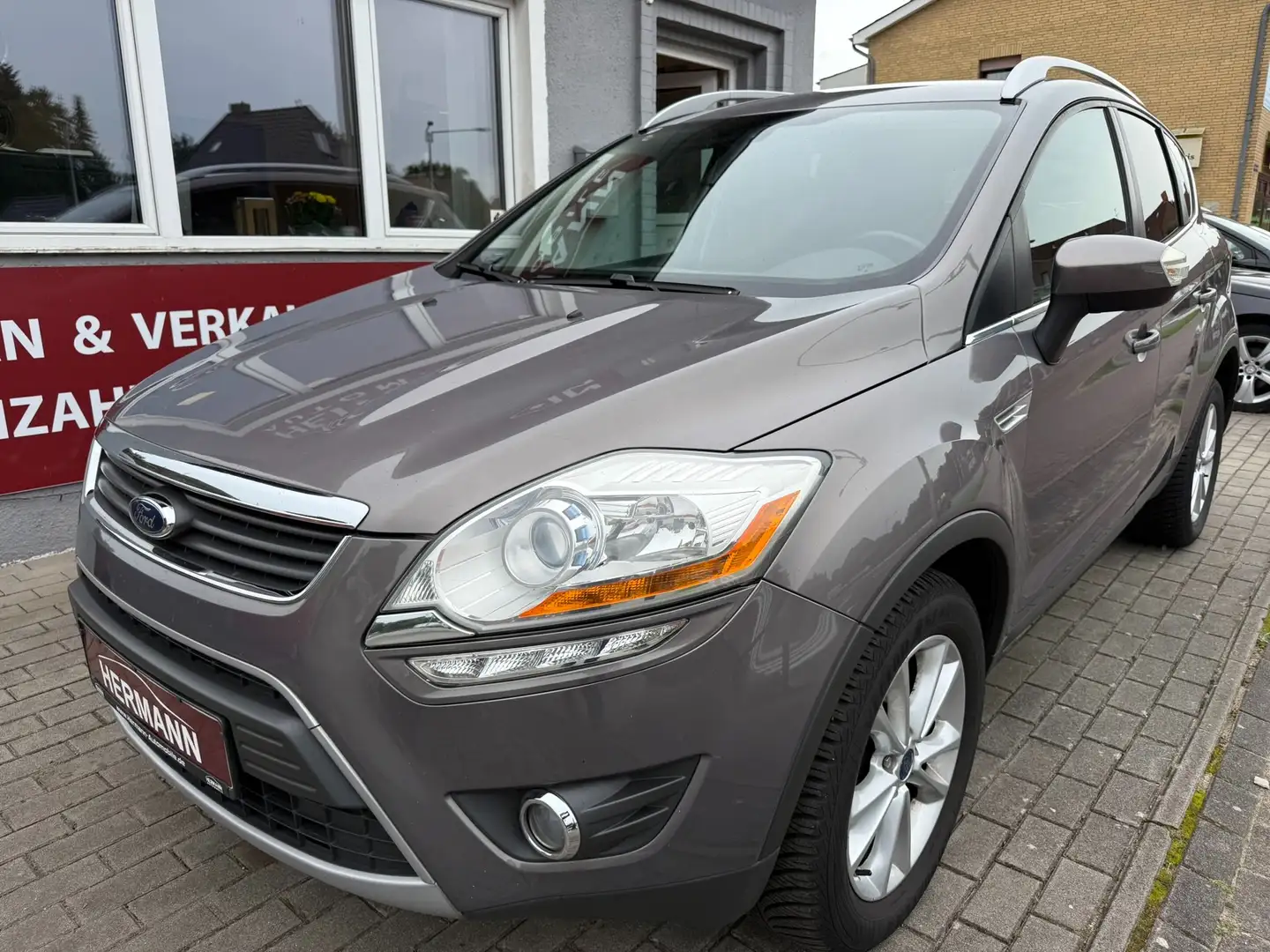 Ford Kuga Titanium 1. HAND Allrad AUTOMATIK Marrón - 2