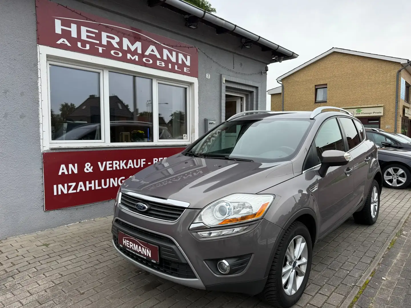 Ford Kuga Titanium 1. HAND Allrad AUTOMATIK Marrón - 1