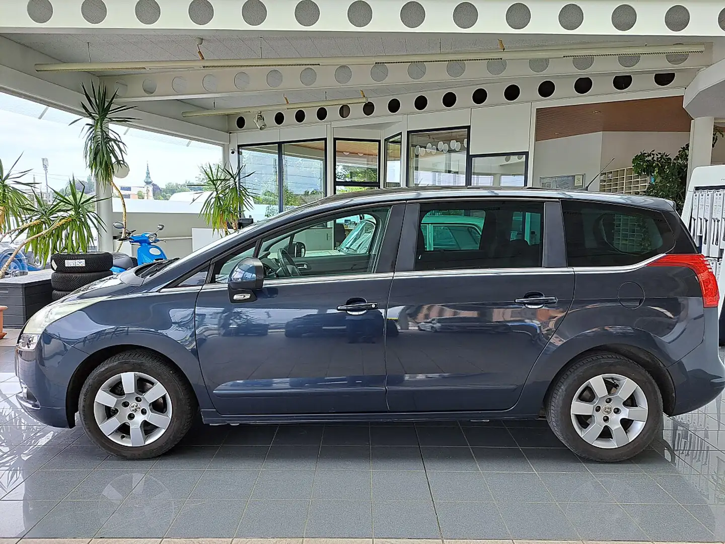 Peugeot 5008 1,6 e-HDi 115 FAP Professional Line Blau - 2