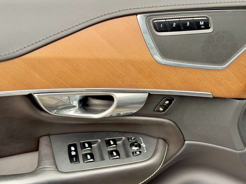 2016 Volvo XC90 T8 Inscription eAWD (Plug in Hybrid) | 1 Owner |No thumb 20