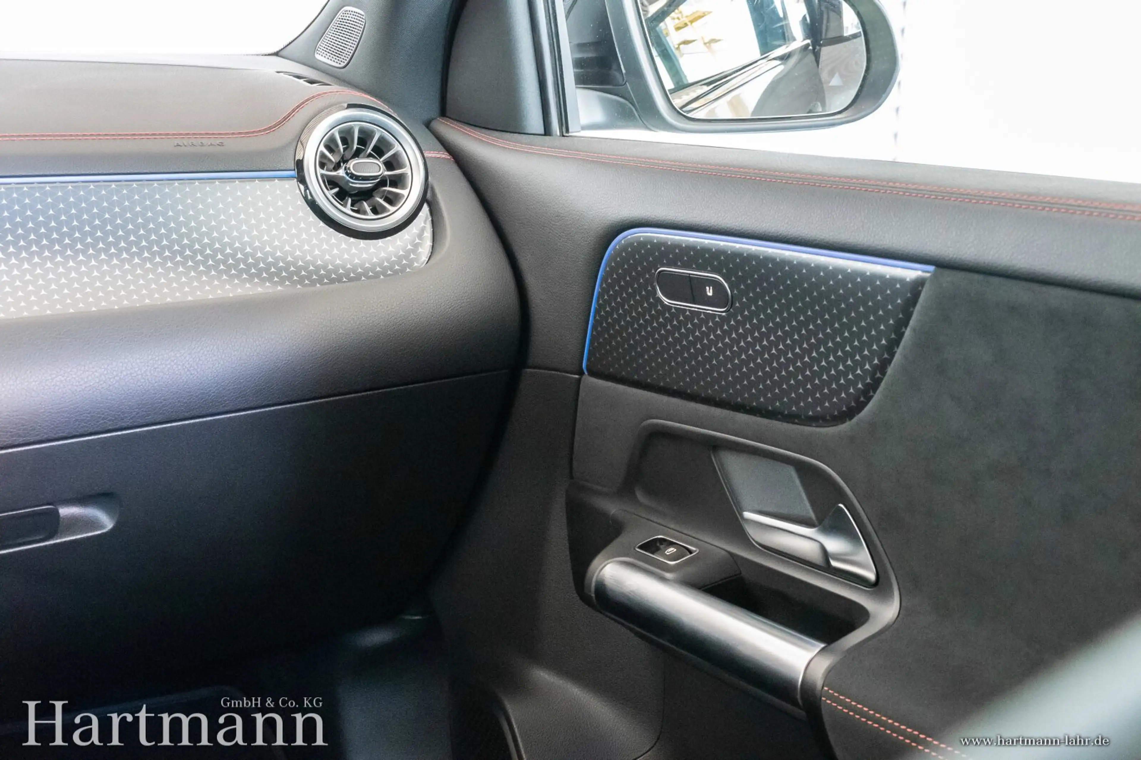 Mercedes-Benz EQA 300 EQA 300 4MATIC AMG Advanced Night AHK Totwinkel — photo 11
