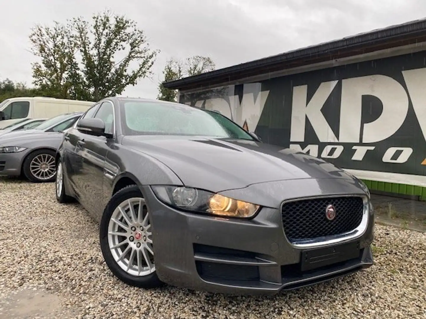 Jaguar XE 2.0 D E-Performance Prestige Gris - 1