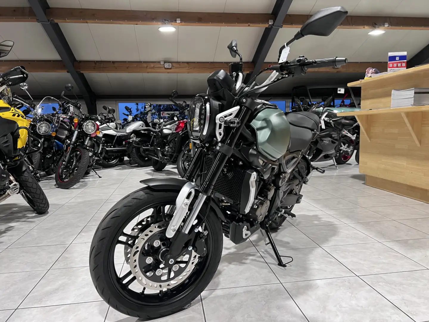 Voge 300AC Grün - 2