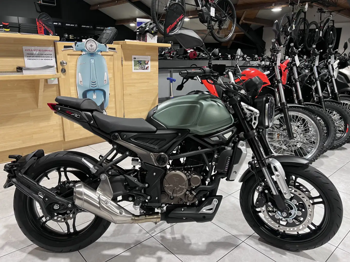 Voge 300AC Grün - 1