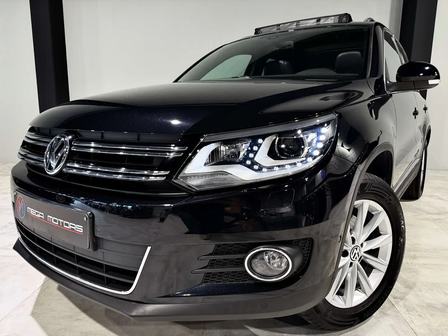 Volkswagen Tiguan 2.0 TDi 140CV T.PANO Bi-XENONS NAVi CUiR CLiM LED+ Noir - 1