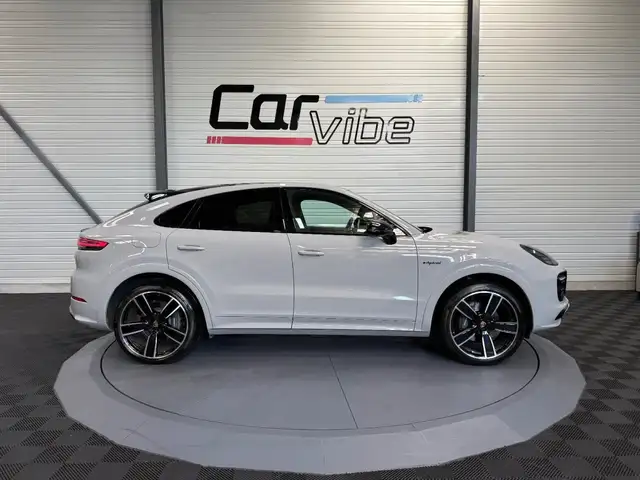 Porsche Cayenne view 3