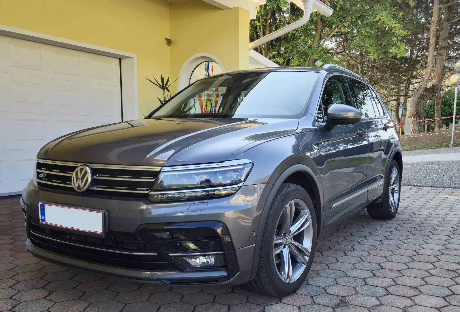Volkswagen Tiguan 2,0 TDI SCR 4Motion Highline DSG R-Line Stdhzg Grau - 1