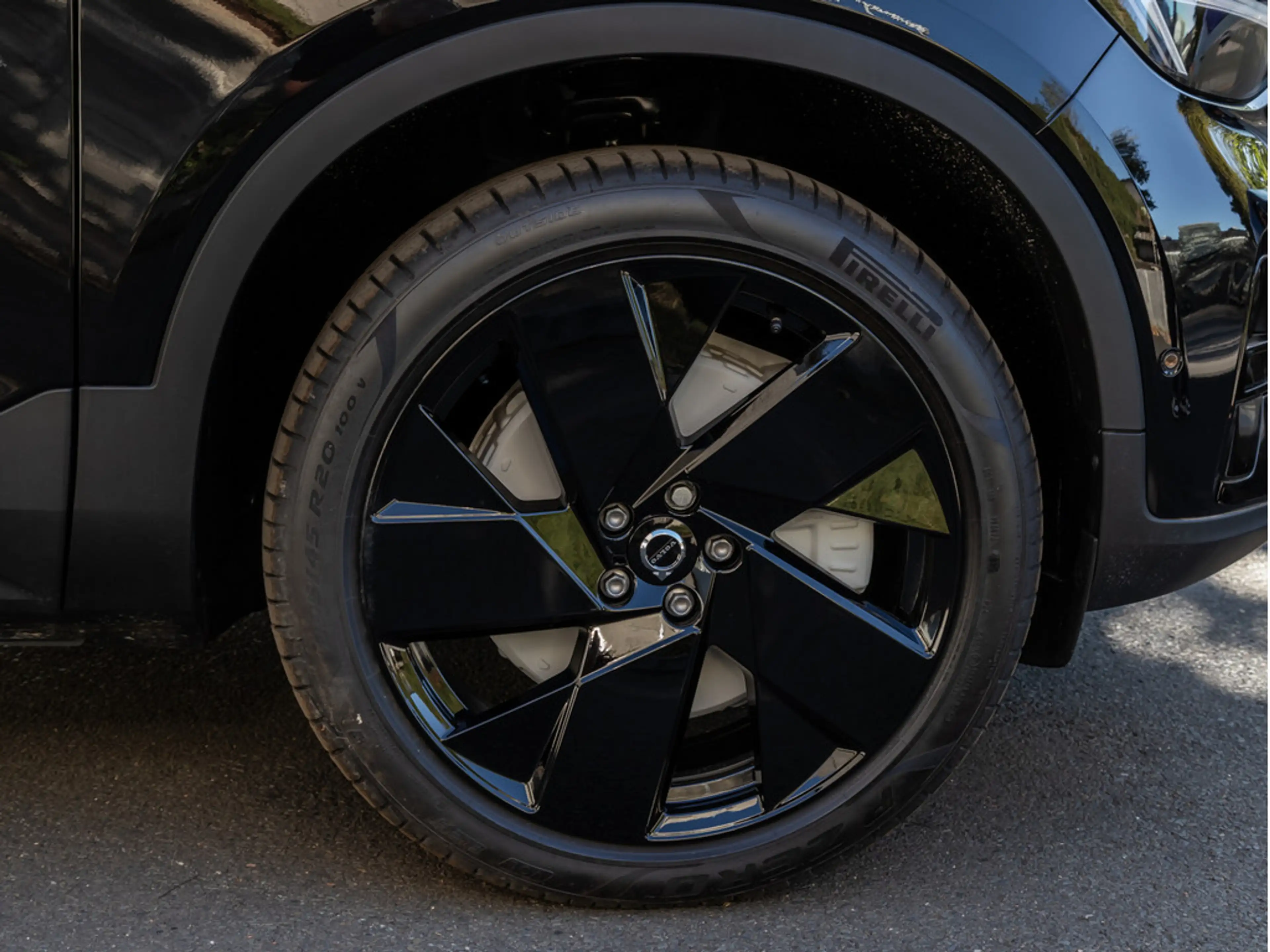 Volvo EC40 300 kW Twin Motor AWD Ultra Black Edition — photo 9