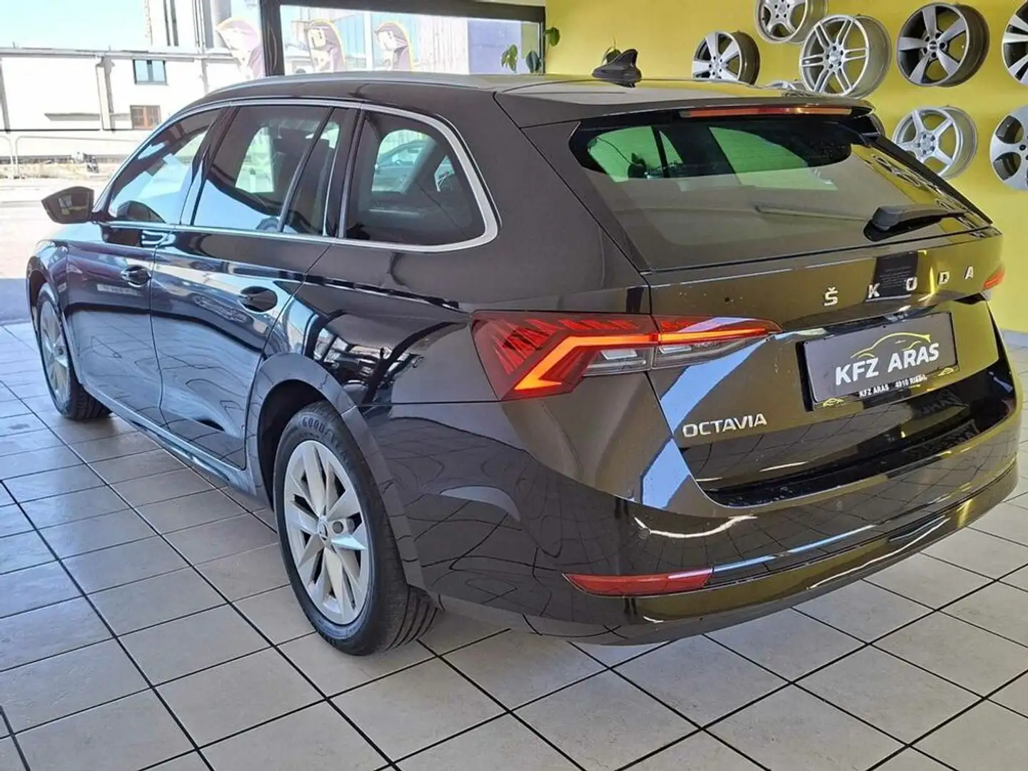 Skoda Octavia DSG 2,0 TDI 1.BESITZ, VOLL LED, RFK, NAVI, Schwarz - 2