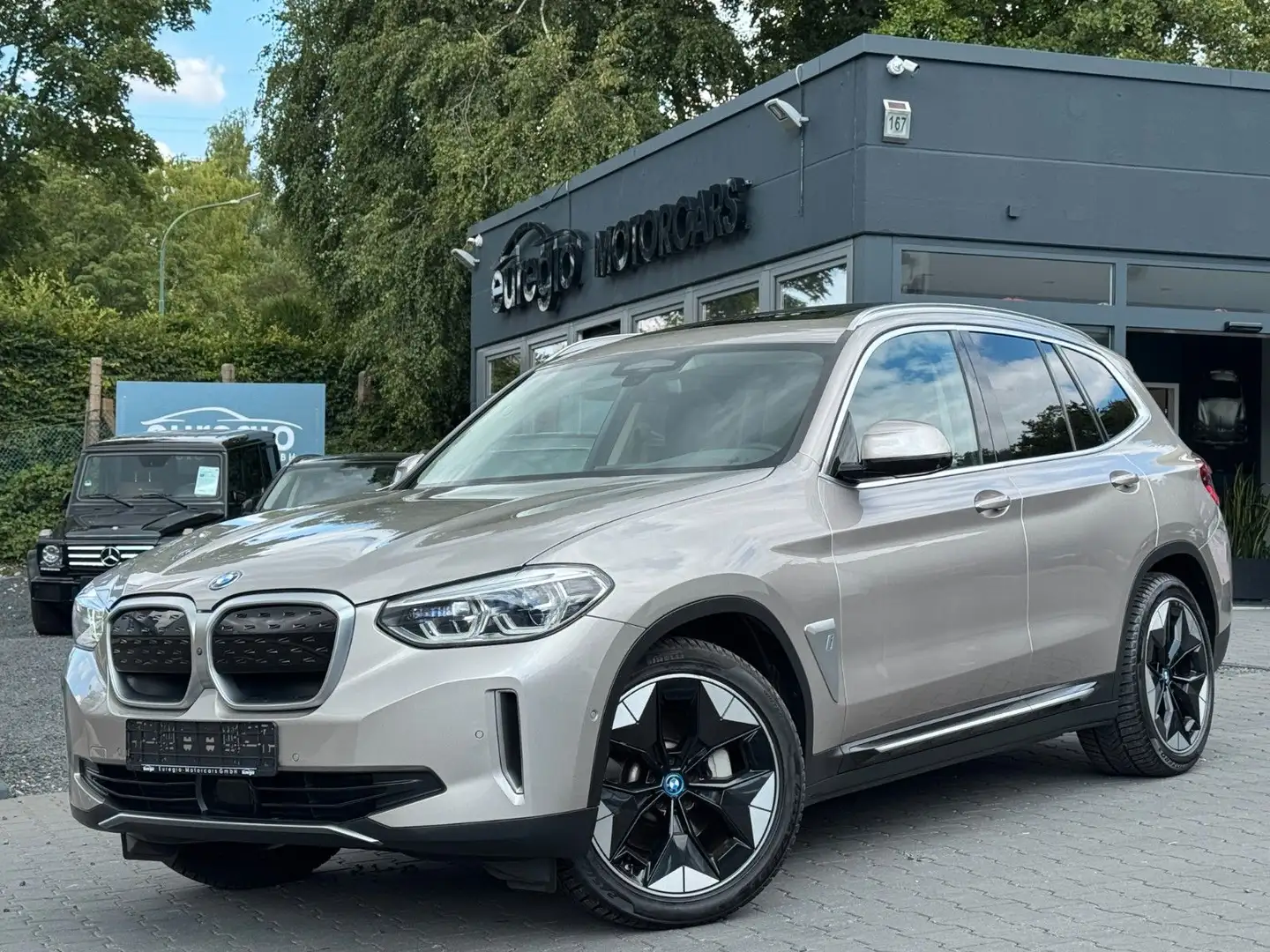 BMW iX3 Impressive Aut. 1 Hand - LED - Panorama /// Stříbrná - 1