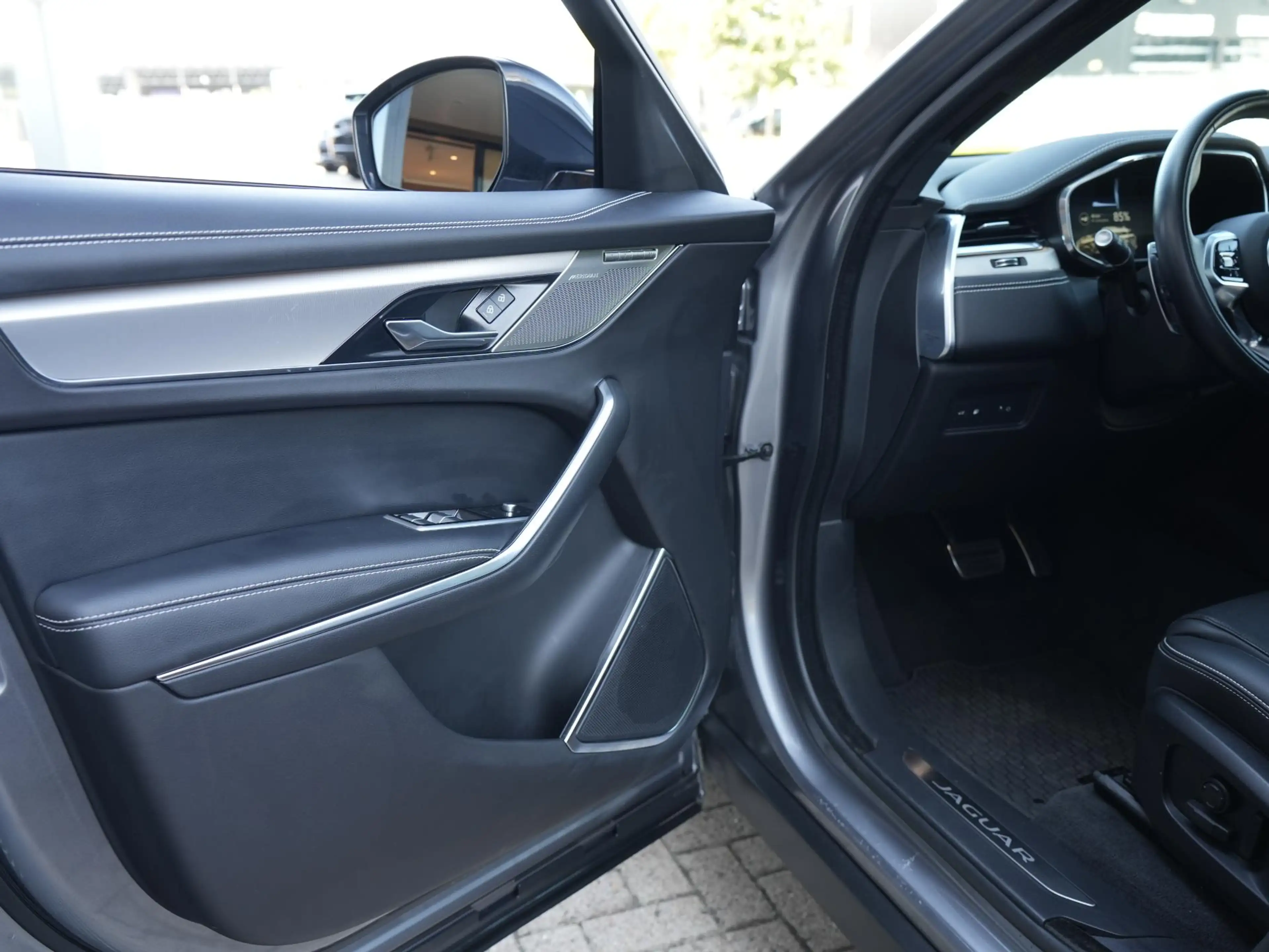 Jaguar F-Pace P400e PHEV R-Dynamic SE | BTW | Panorama schuif-/k — photo 15