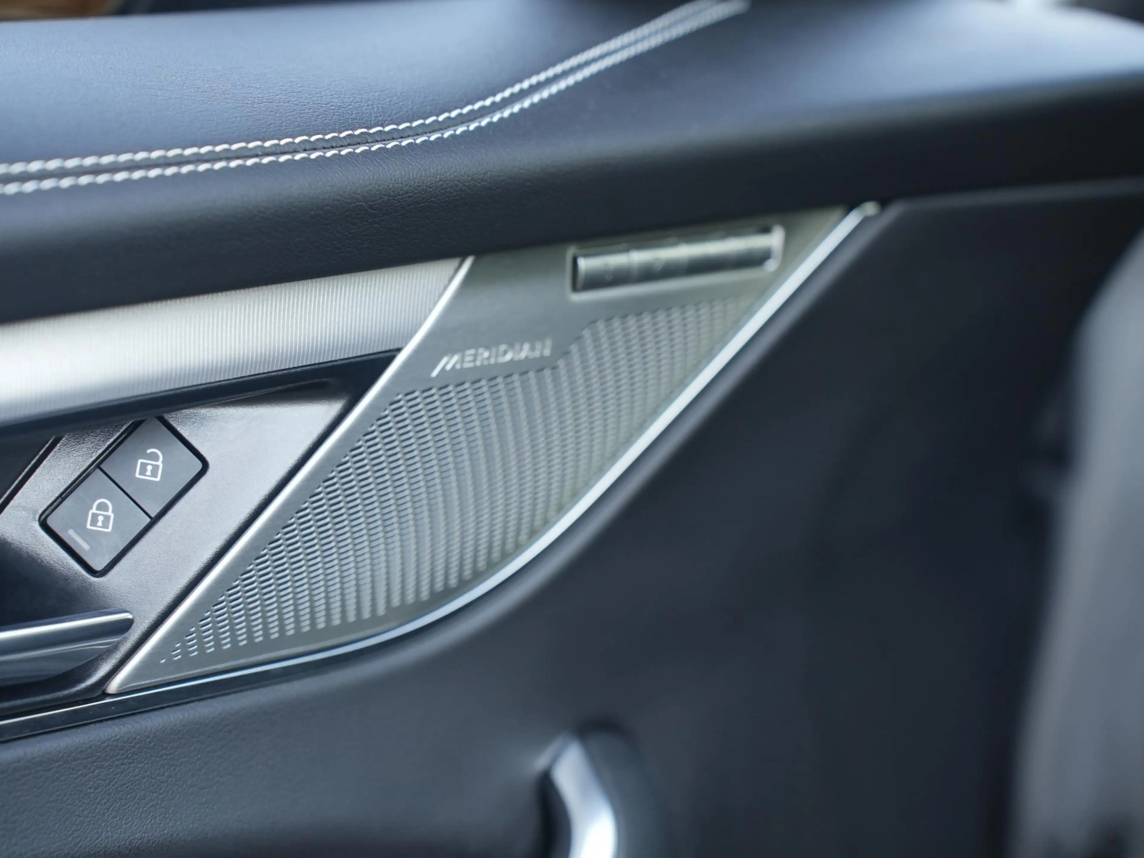 Jaguar F-Pace P400e PHEV R-Dynamic SE | BTW | Panorama schuif-/k — photo 14
