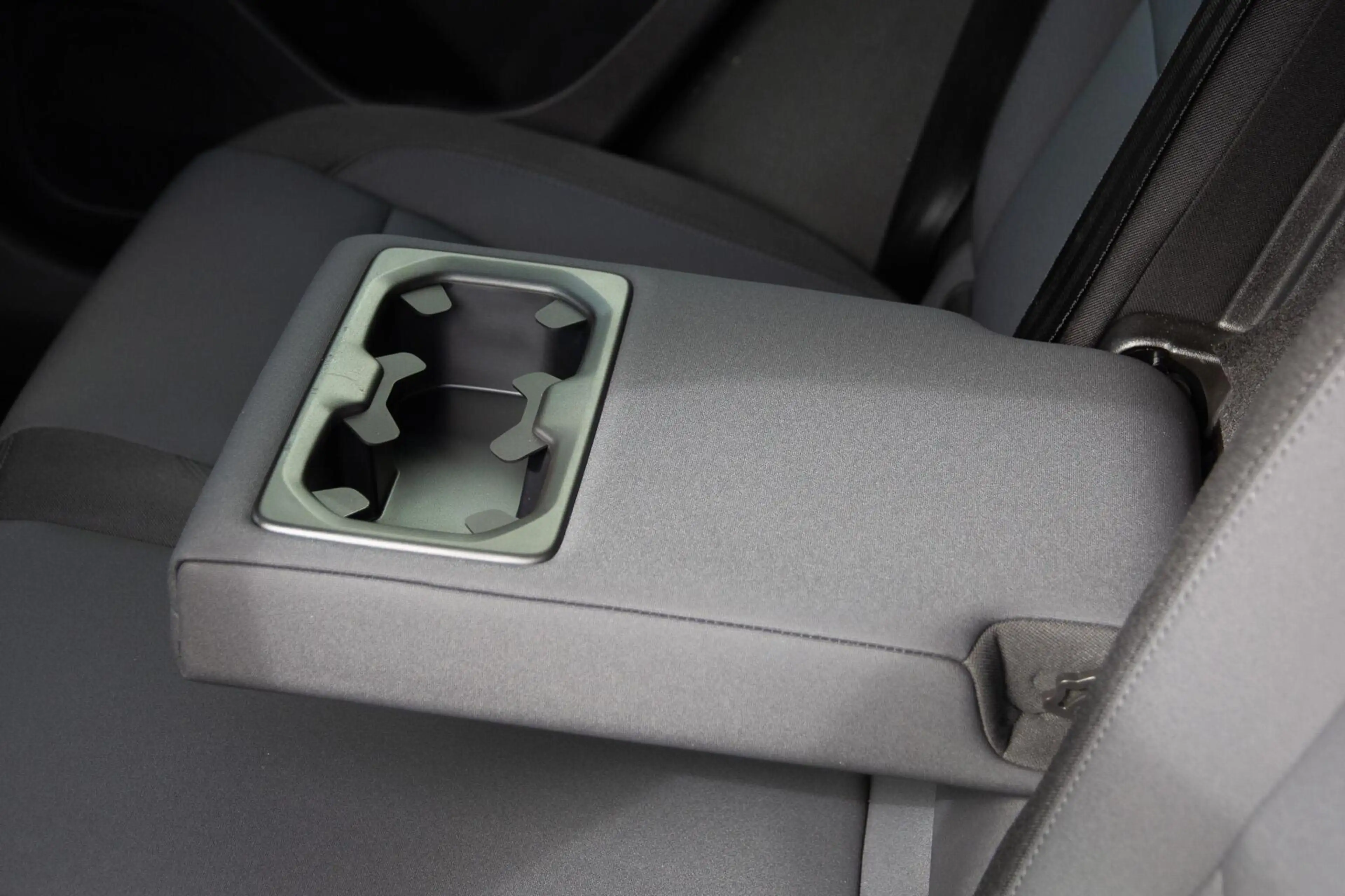 Polestar 2 Standard Range Single Motor 63kWh — photo 32