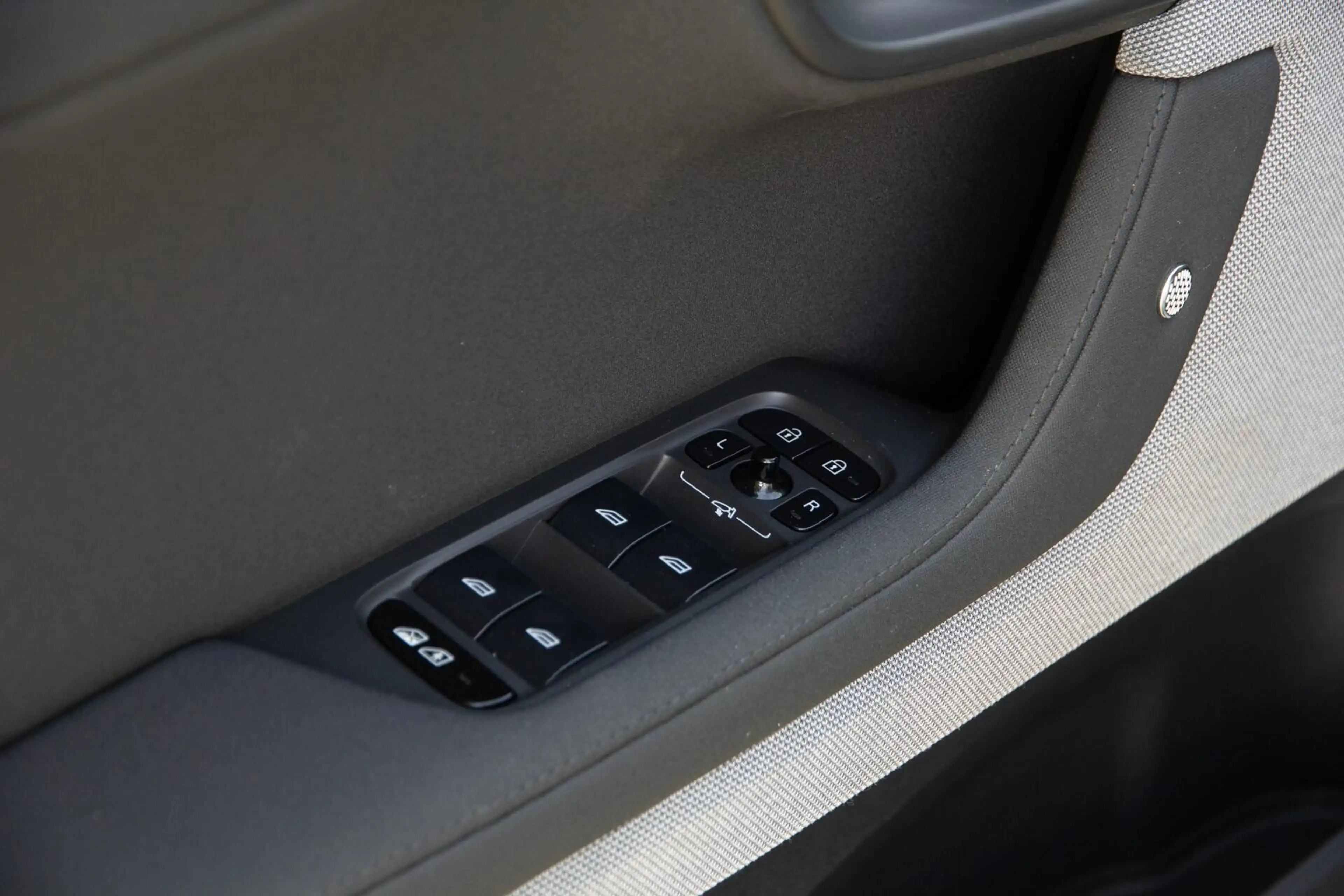 Polestar 2 Standard Range Single Motor 63kWh — photo 28