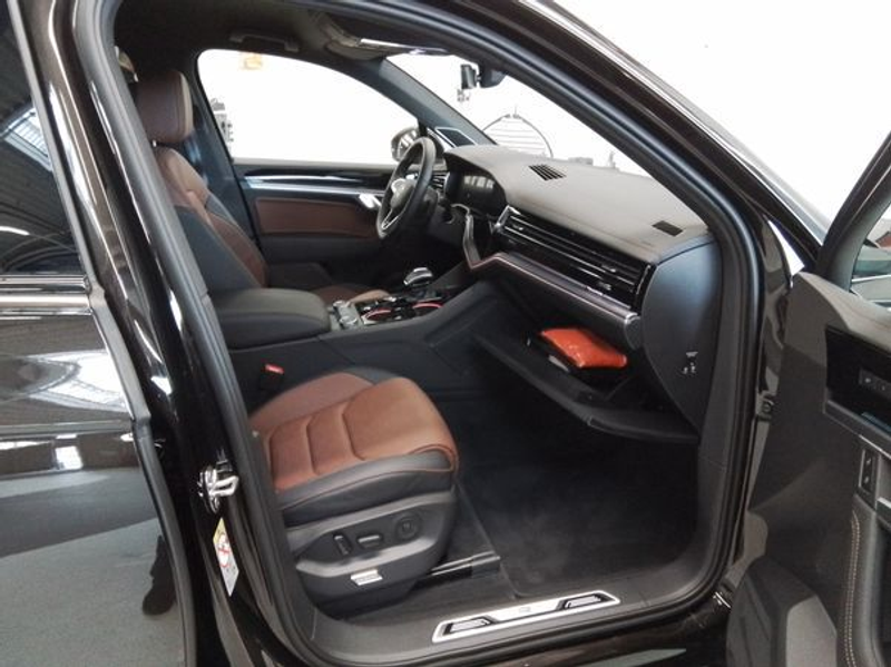 Volkswagen Touareg TDI 4Motion Tiptronic R-Line /MatrixLED — photo 7