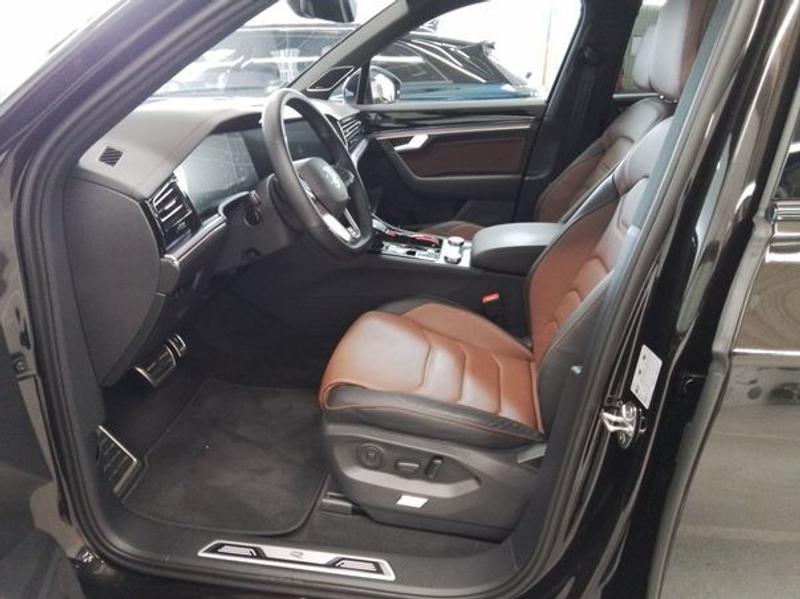 Volkswagen Touareg TDI 4Motion Tiptronic R-Line /MatrixLED — photo 6