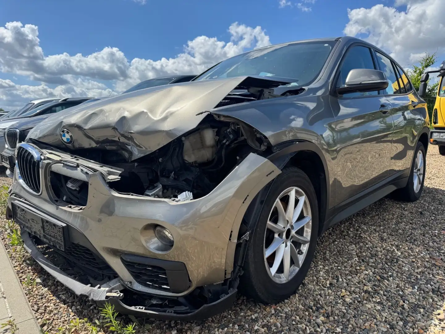 BMW X1 sDrive 18 i Advantage Autom. LED Silber - 1