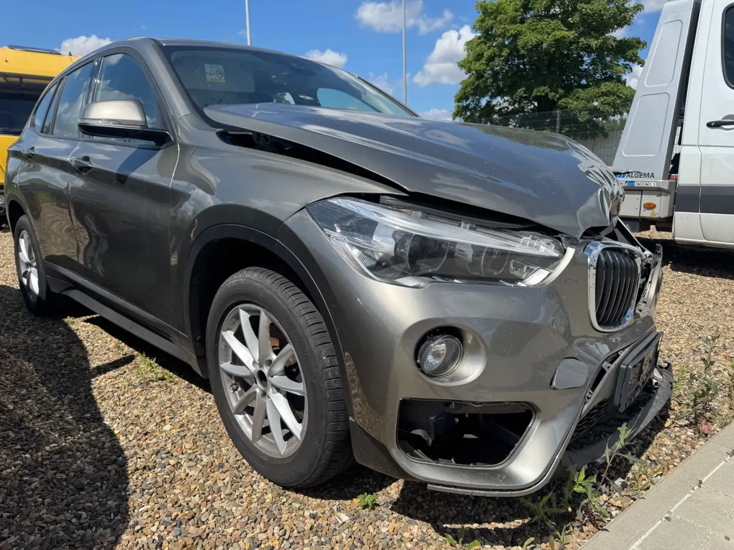BMW X1 sDrive 18 i Advantage Autom. LED Silber - 2