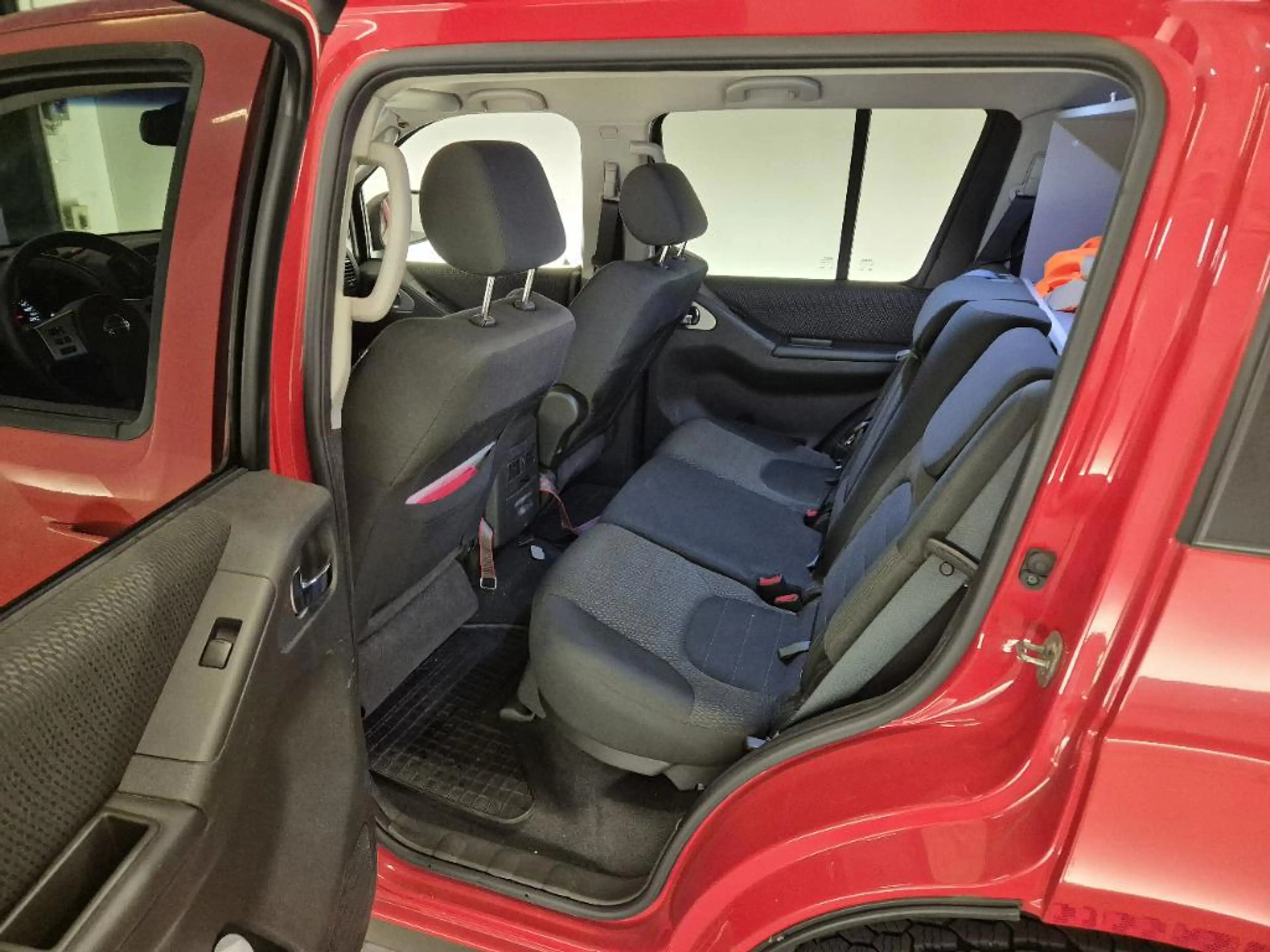 Nissan Pathfinder 2.5 dCi SE — photo 8