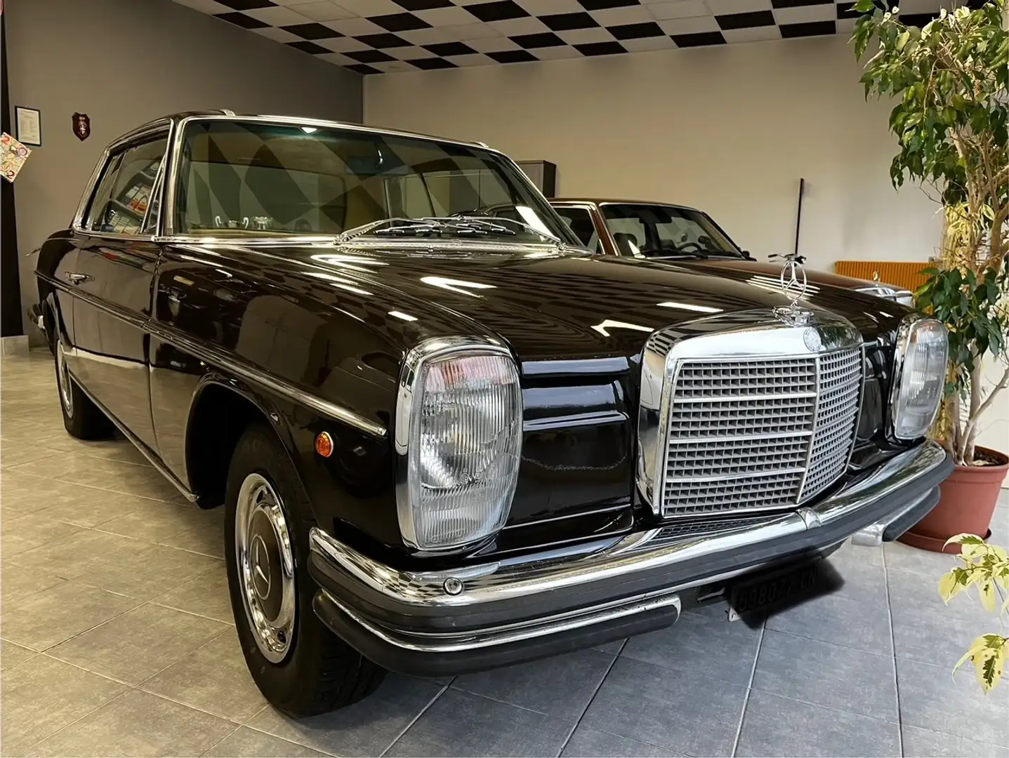 Mercedes-Benz 250 8 coupe Braun - 1
