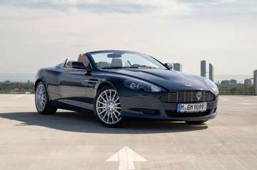 DB9 Volante Touchtronic | 1. Hand | DE