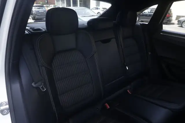 Porsche Macan view 15