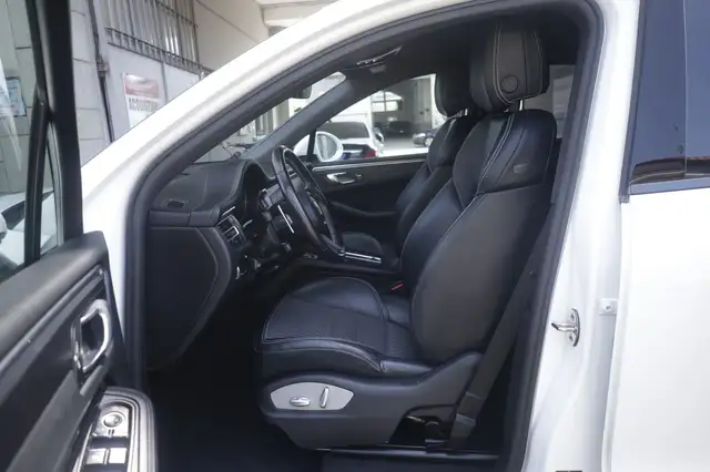 Porsche Macan view 19