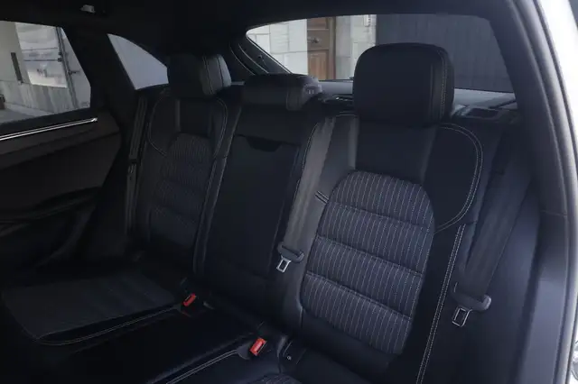 Porsche Macan view 3