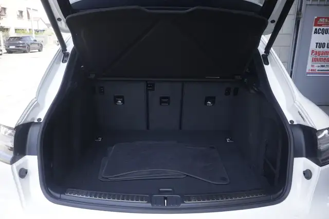 Porsche Macan view 20