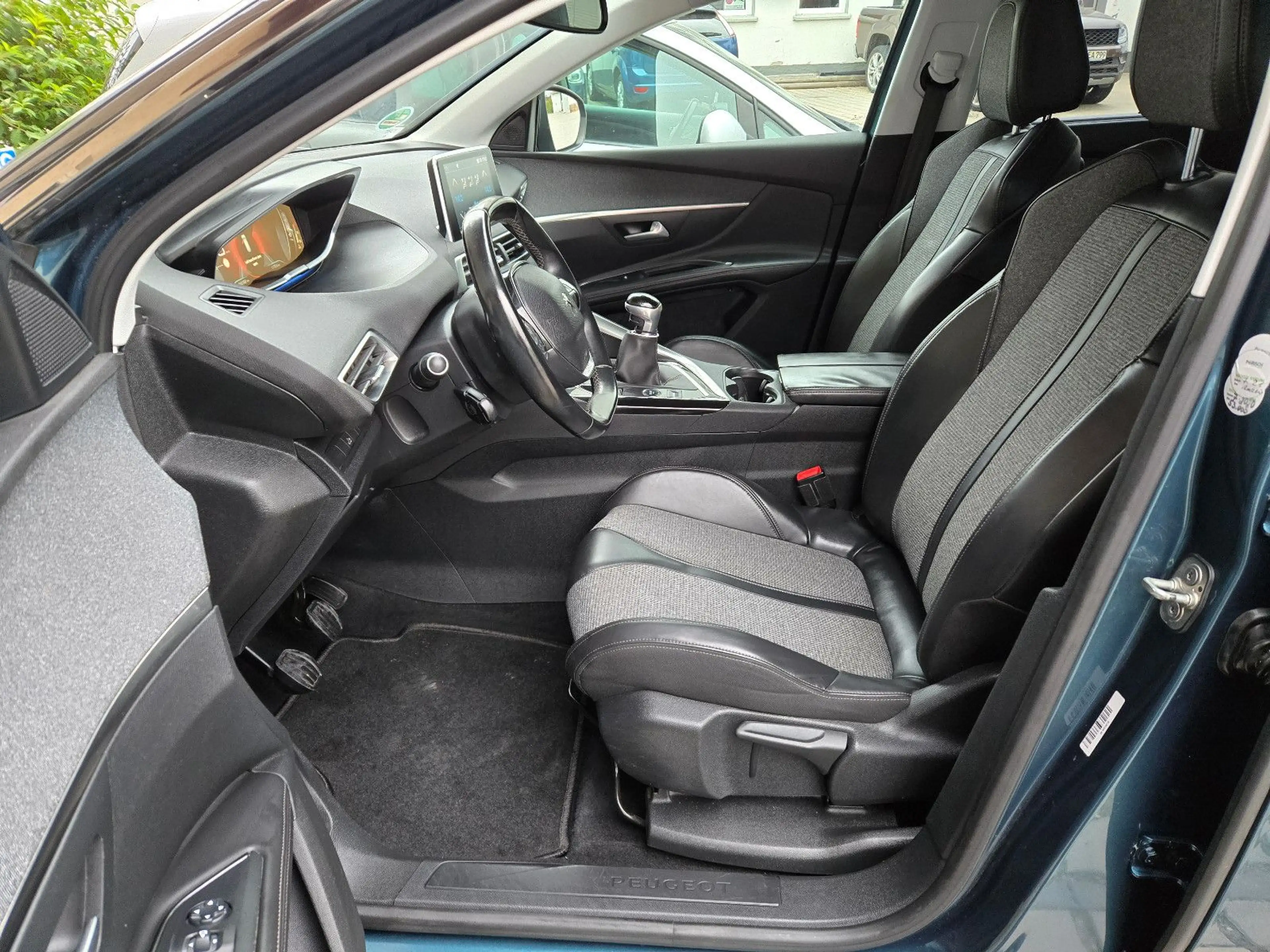 Peugeot 5008 Allure / 7 Sitzer / Leder / LED / AHK — photo 11
