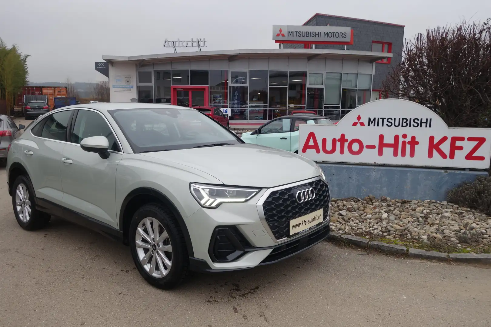 Audi Q3 ***Sportback*** 1.4 TFSIe S-tronic Silber - 1