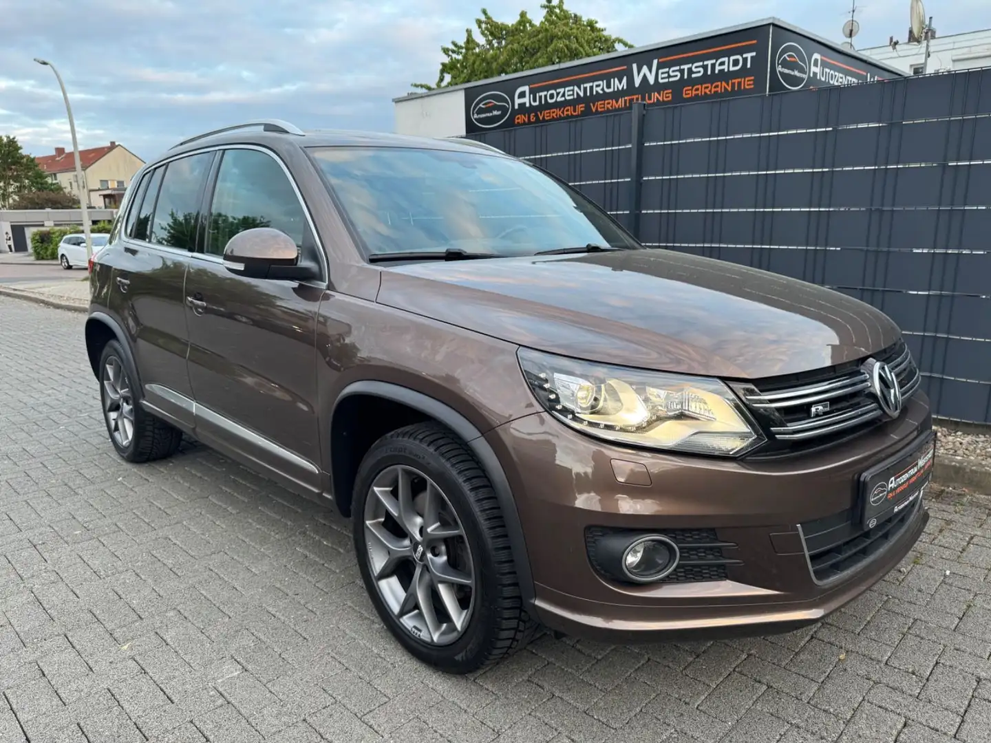 Volkswagen Tiguan Sport & Style / R-Line BMT 4Motion, TOP Marrón - 2