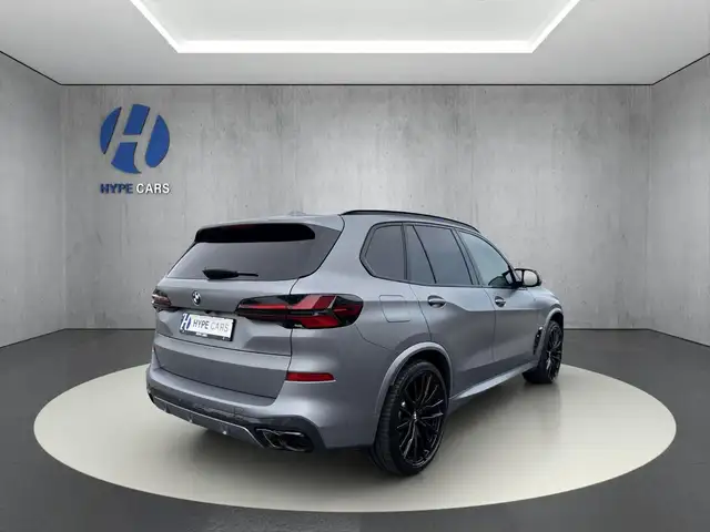 BMW X5 M view 4