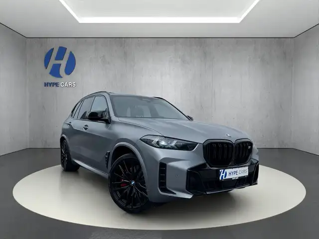 BMW X5 M view 3