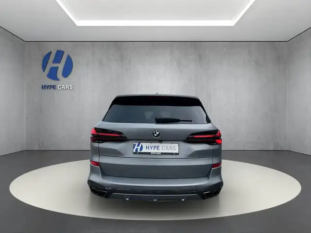 BMW X5 M view 8
