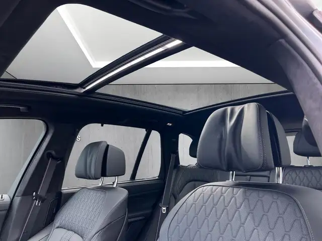 BMW X5 M view 11