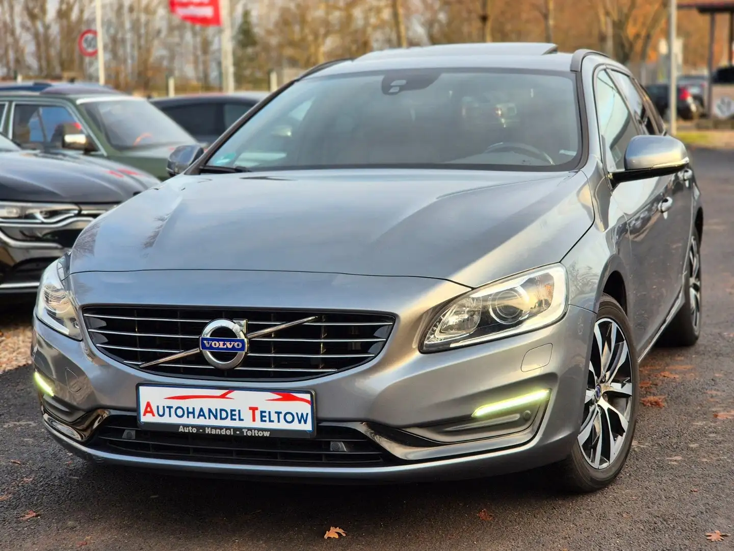 Volvo V60 Kombi  *Bi-Xenon *Kamera *Schiebedach *Navi Grau - 1