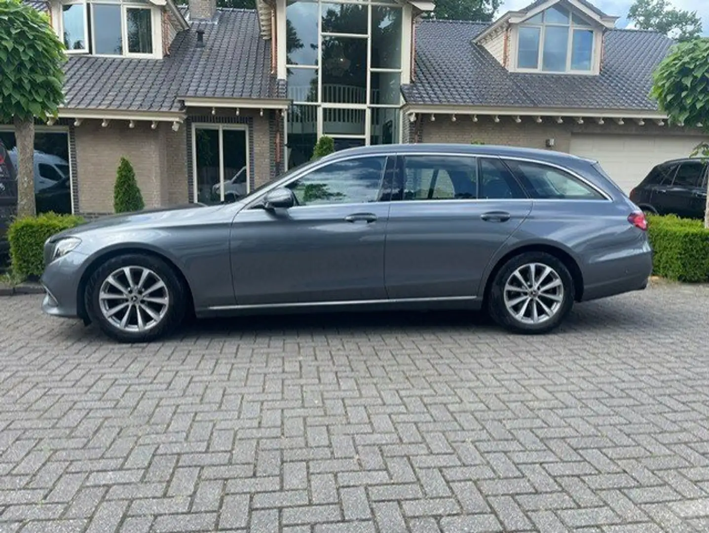 Mercedes-Benz E 220 Estate d AVANTGARDE NAVI CAMERA LED Grijs - 2