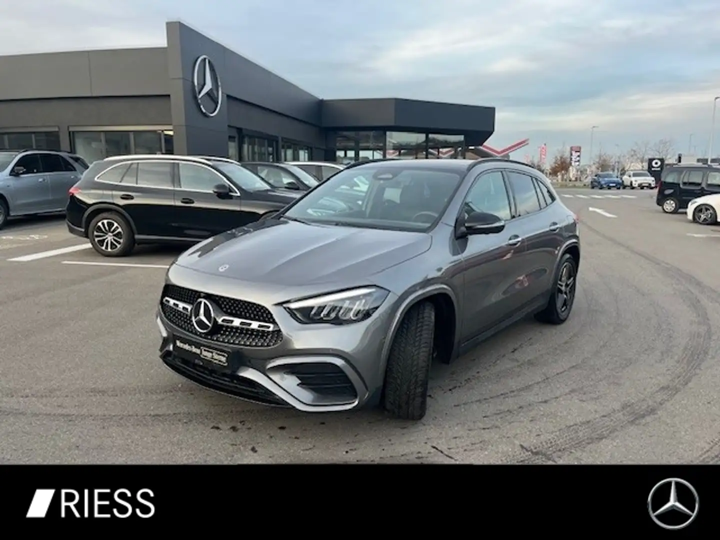 Mercedes-Benz GLA 200 d 4M AMG Sport Night Distr Pano AHK Keyless Grau - 1