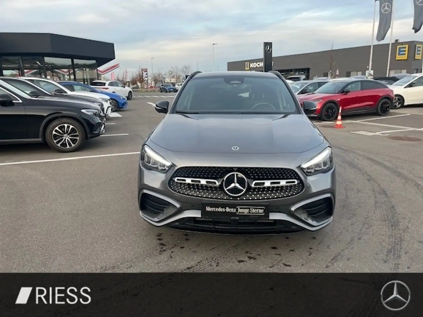 Mercedes-Benz GLA 200 d 4M AMG Sport Night Distr Pano AHK Keyless Grau - 2