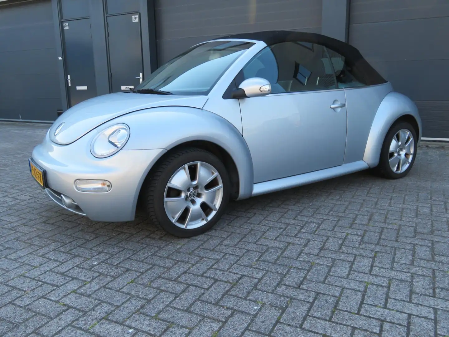 Volkswagen New Beetle Cabriolet 1.4 Turijn Comfort 136818 km nieuwe apk Gris - 2