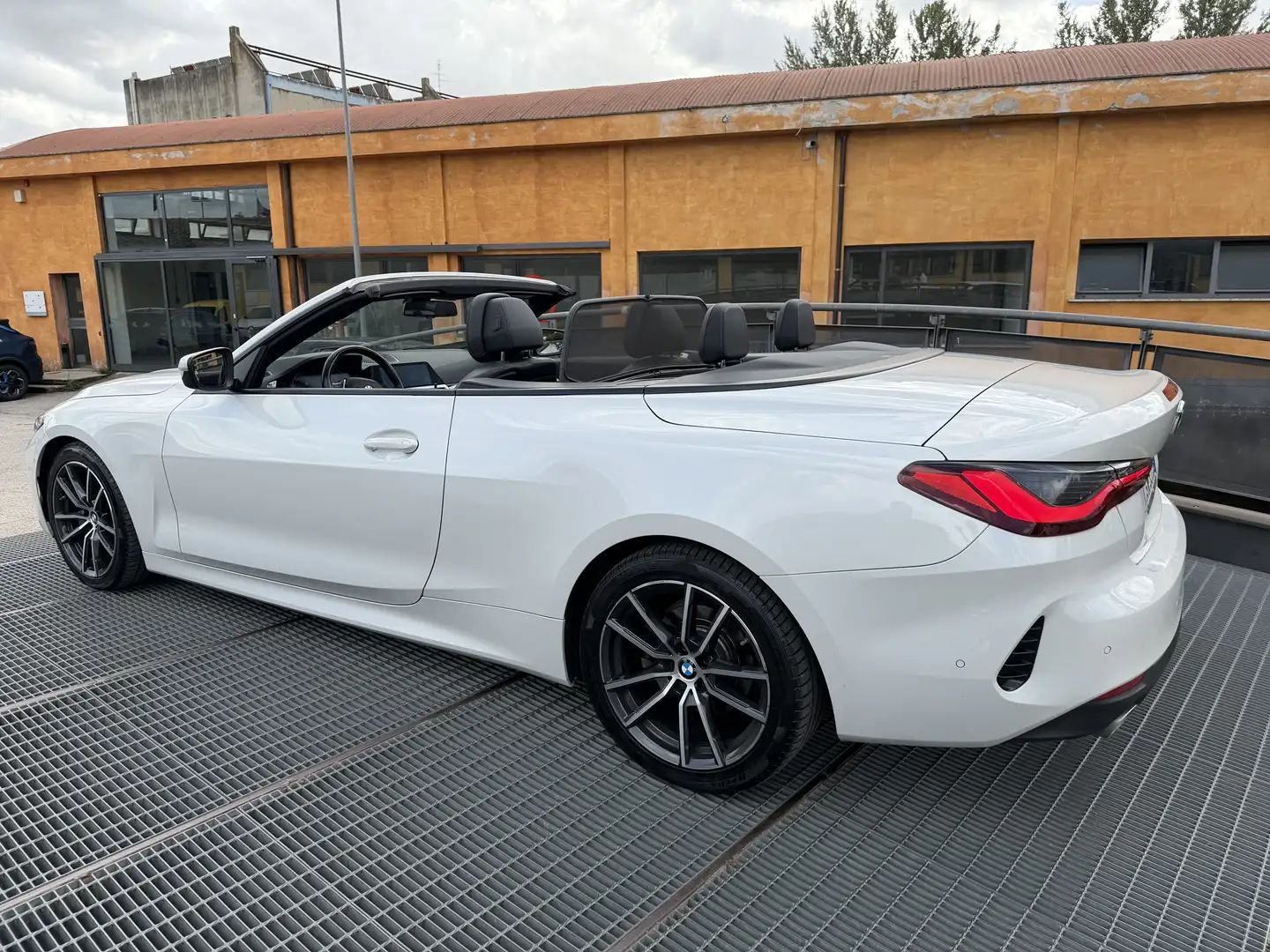 BMW 420 420d Cabrio mhev 48V Sport auto Weiß - 2