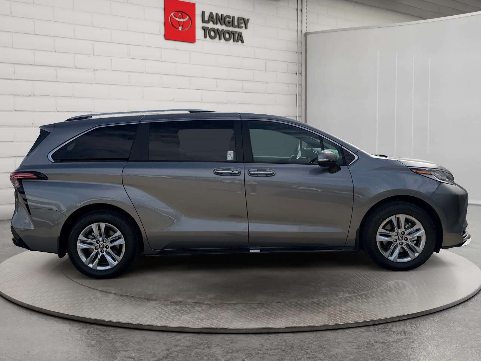 2026 Toyota Sienna HYBRID LIMITED AWD; LEATHER, SUNROOF, JBL, NAV, RE — photo 4